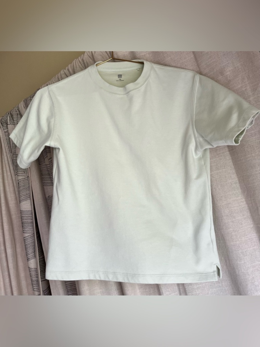 Uniqlo Light Green T-Shirt Youth Size 150 Fits Women’s XS/S Basic Tee